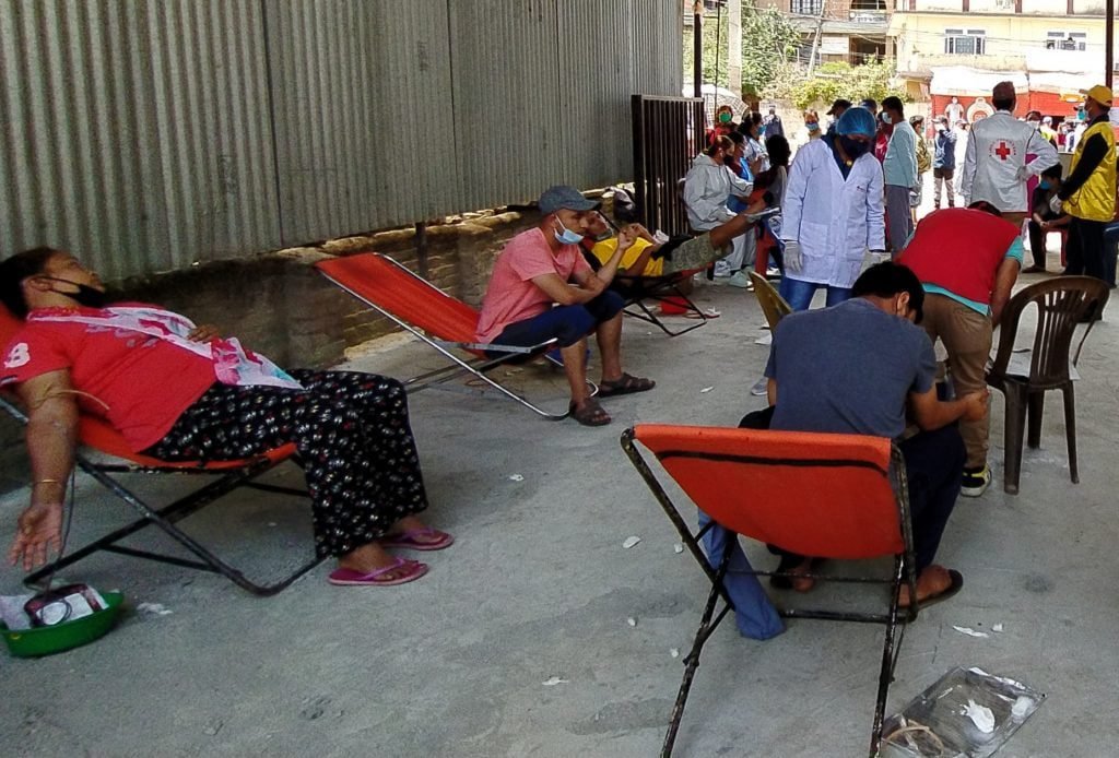 बन्दा बन्दी का बीच रगत को संकट टार्न ललितपुर वडा नं २५ मा रक्तदान