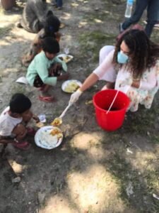 फेशन डिजाईनर गोमा अधिकारी  धिताल  द्वारा राह्त सहयोग