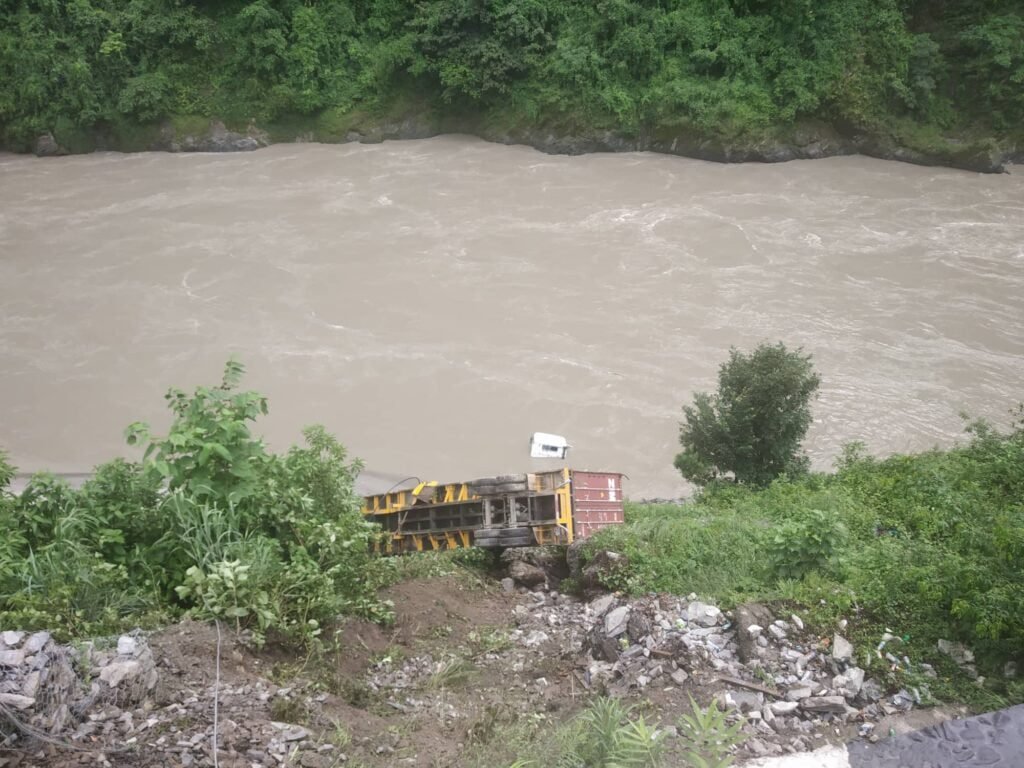 सिमेन्टले भरिएको ट्रक त्रिशुलीमा खस्यो, दुई जनाको मृत्यु