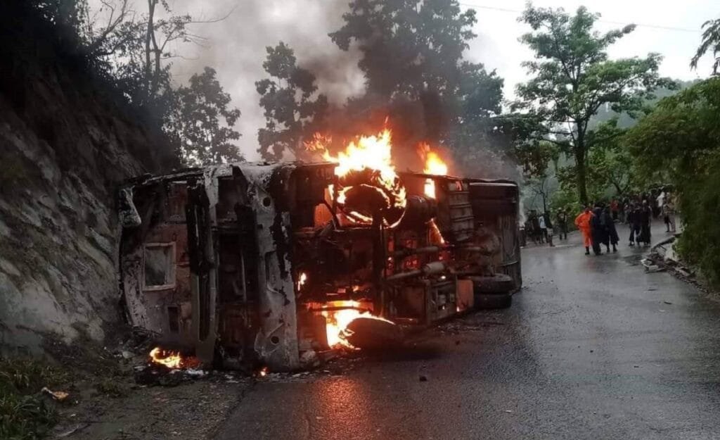 दाउन्नेमा बस पल्टेर आगलागी हुँदा २१ यात्रु घाइते