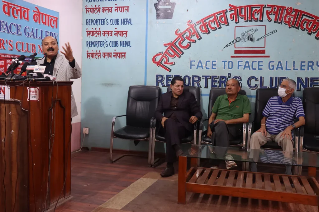 टाउको काट्ने र काटिनेहरुबीच कसरी सहमति हुन्छ रु यो चरम अवसरवादी गठबन्धन हो स: डा. दिनेश त्रिपाठी