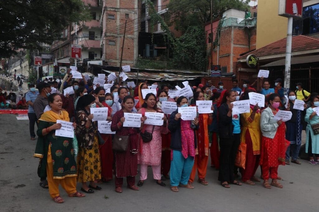 फुटपाथमा व्यापार गर्न पाउनुपर्ने माग राख्दै काठमाडौं महानगर घेराउ