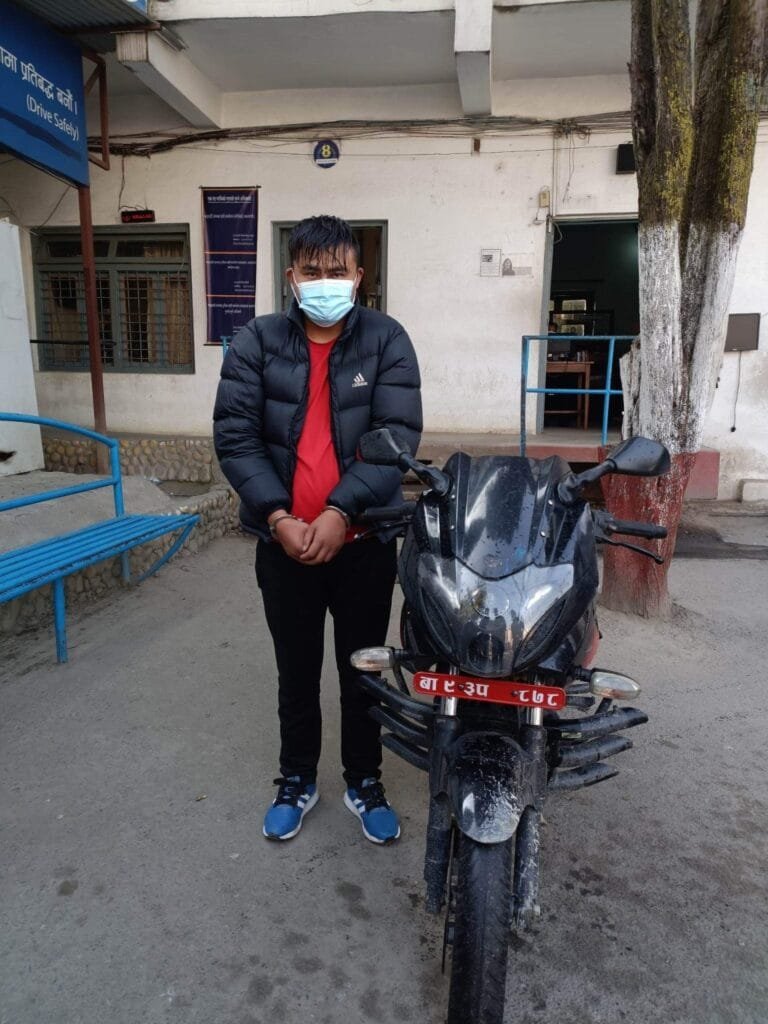 चोरीको मोटरसाइकल सहित एक व्यक्ति पक्राउ