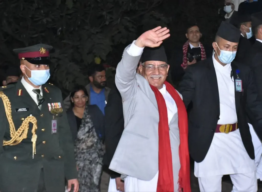 प्रधानमन्त्री दाहाल पनि देउवाकै पथमा, ज्योतिषसँग साइत जुराएर बालुवाटार प्रवेश गर्दै