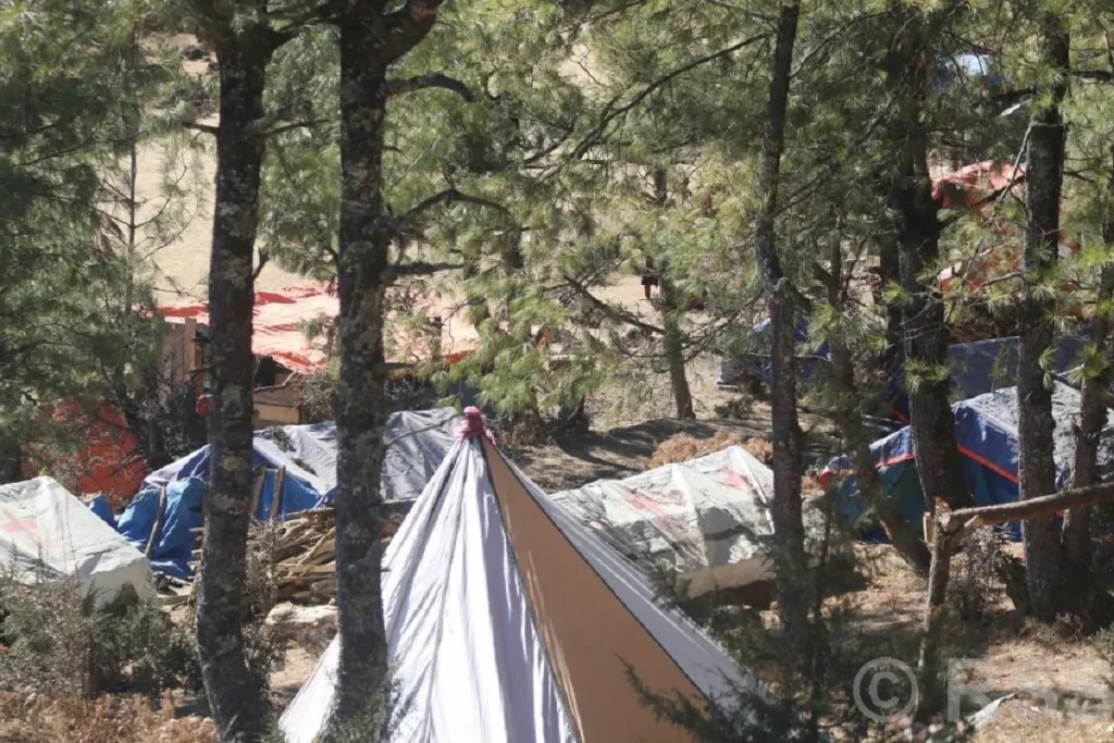 मुगुको शान्त रारा तालको छेउमै अव्यवस्थित बस्ती