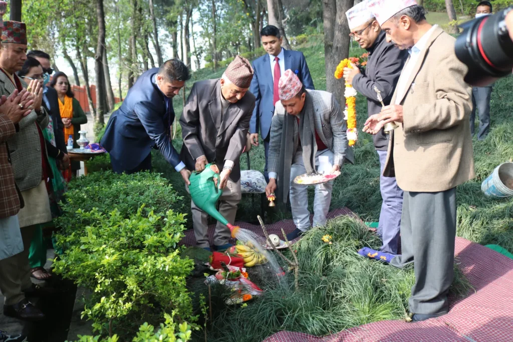 राष्ट्रपति पौडेलद्वारा वनकालीमा वृक्षरोपण