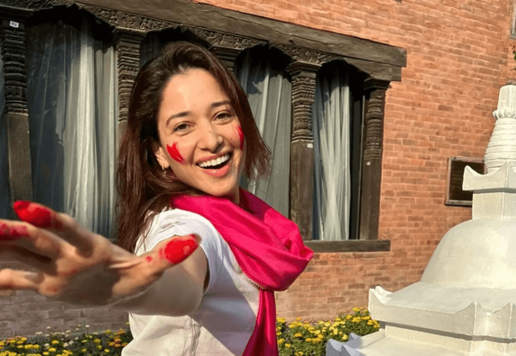 ‘बाहुबली’ अभिनेत्री तमन्ना भाटिया काठमाडौंमा, यसरी मनाइन् होली