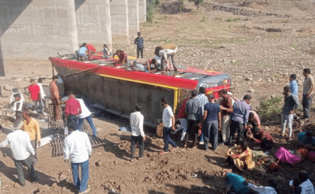 यात्रीले खचाखच भरिएको बस पुलबाट खस्यो, १५ को मृत्यु