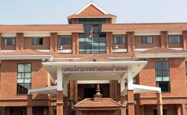 सडक डिभिजनका लेखा अधिकृत पोखरेल एक लाख घुस रकम सहित पक्राउ