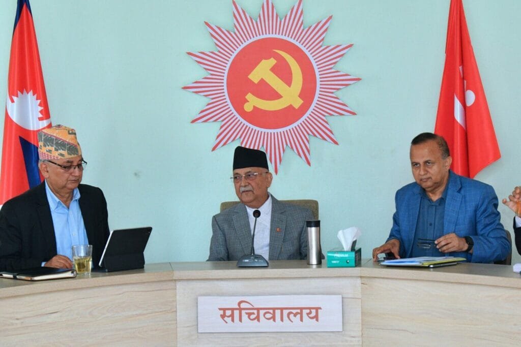 नेम्वाङ बस्ने कुर्सीमा माला राखेर एमालेको आकस्मिक सचिवालय बैठक सुरू