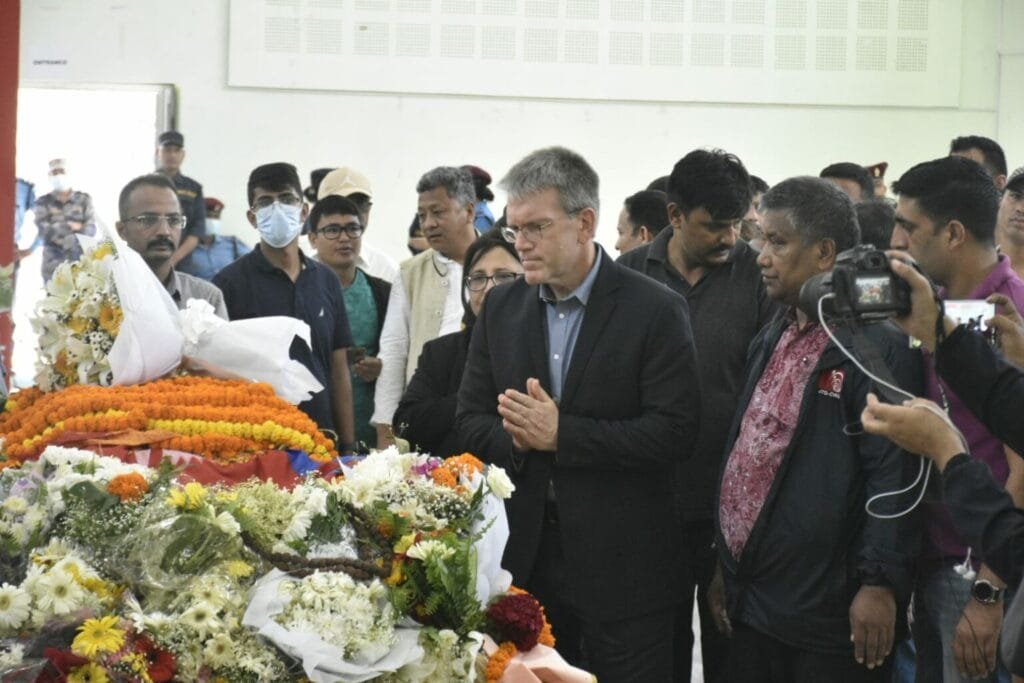 नेपालका लागि अमेरिकी राजदूत थम्पसनद्वारा सुवास नेम्वाङप्रति श्रद्धाञ्जली अर्पण