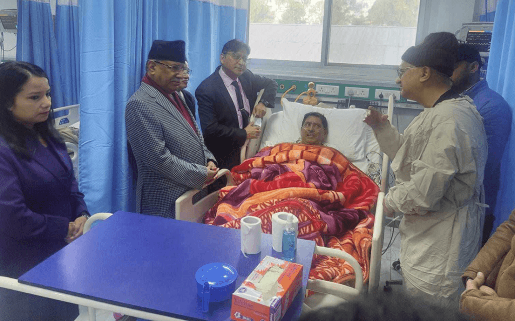 उपप्रधान तथा गृहमन्त्री श्रेष्ठलाई भेट्न अस्पताल पुगे प्रधानमन्त्री प्रचण्ड