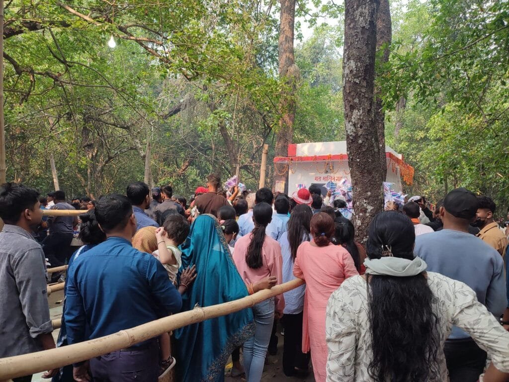 ऐतिहासिक धार्मिक तथा पर्यटकीय स्थल सलहेस फूलबारीमा आजमात्र फुल्ने फुल हेर्न आउनेको घुईंचो