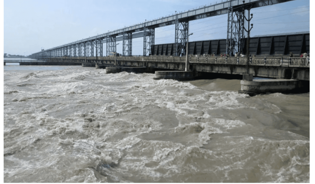 सप्तकोशीको बहाव बढ्यो, कोशी ब्यारेजका सबै ५६ ढोका खोलियो