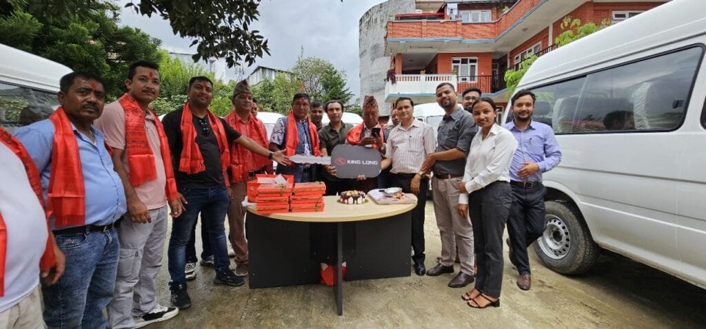सी.जी. मोटर्स द्वारा एकै दिन १७ वटा किङ्गलङ्ग १४ सिटर इलेक्ट्रिक भ्यान हस्तान्तरण
