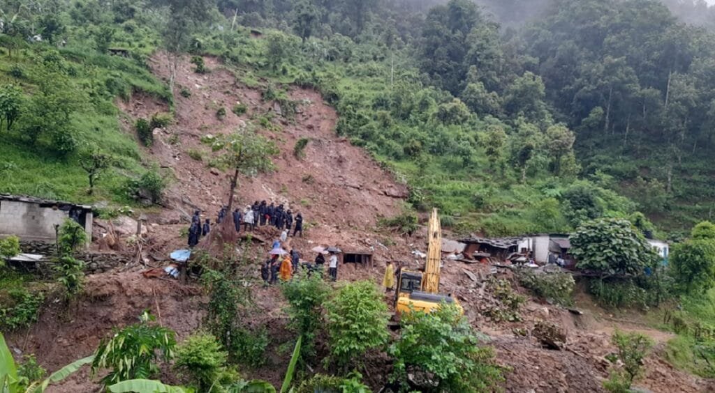 सुरक्षित ठानेर आश्रय लिएको घर नै पहिरोले बगाउँदा ६ को मृत्यु, चार बेपत्ता