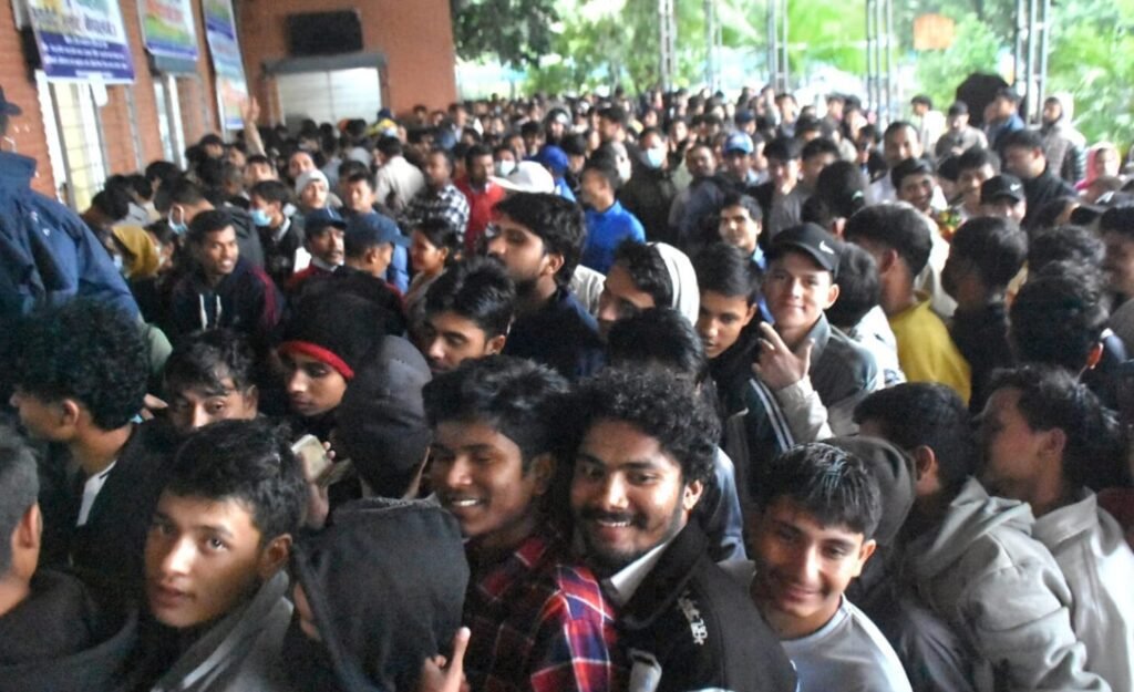 दसैँका लागि अग्रिम टिकट बुकिङ खुला, विहान ३ बजेदेखि लाइन