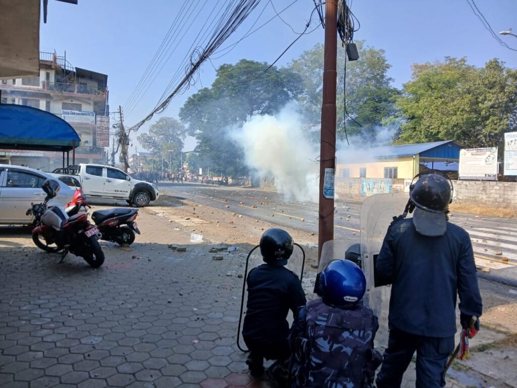 चितवनमा रविका समर्थक र प्रहरीबिच झडप