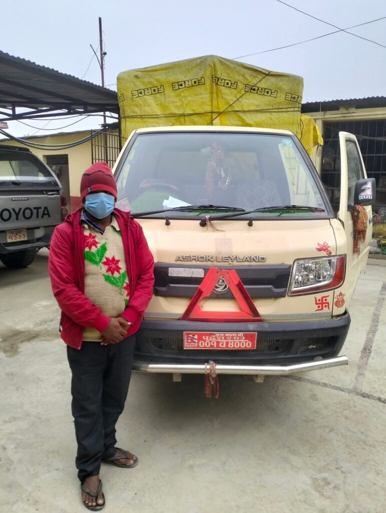 रौतहट प्रहरीद्वारा अबैध किराना सामान बोकेको पिकअप भ्यान पक्राउ