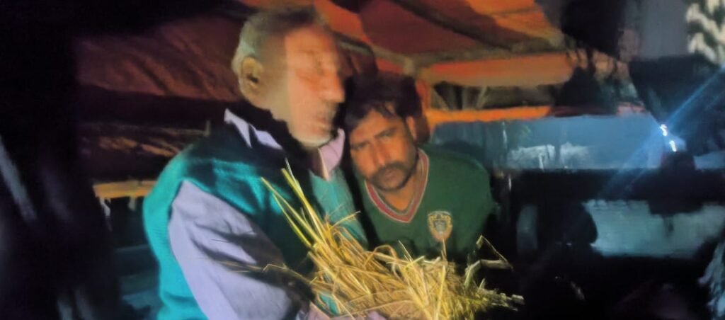 मोबाईल लोकेसन हेर्दै युवाहरुले समाते ४ चोर, बरामद गरियाे ८ लाख बराबरकाे सामान