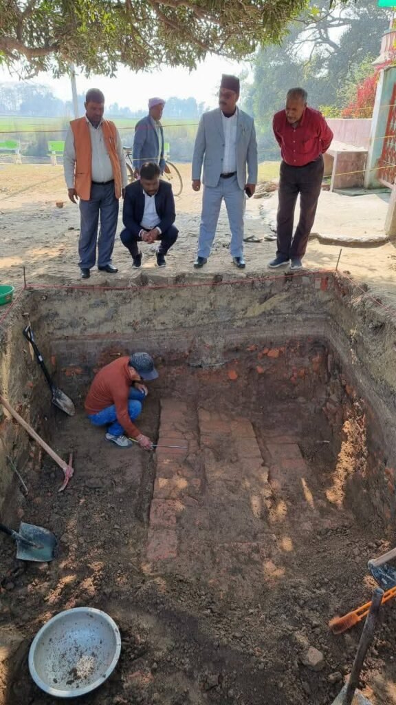 गौरको बाणेश्वर मन्दिरमा भेटियो बुद्दकालिन अवशेष, दुर्लभ पञ्जा छाप ईट्टा फेला