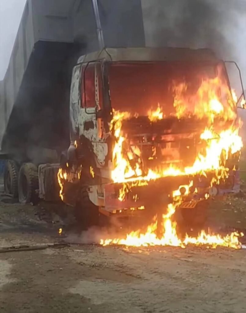 हाइटेन्सन तारबाट करेन्ट लागेर टिपरमा आगलागी,चालक गम्भीर घाईते