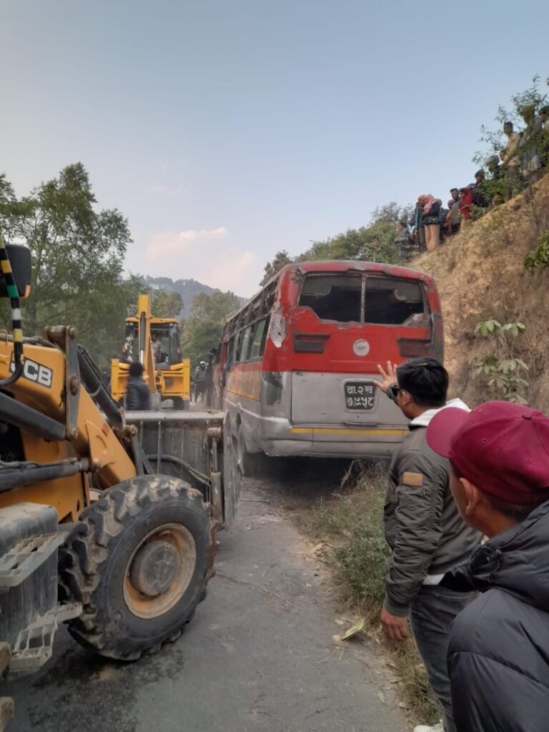 पिकनिक गएर फर्किएको स्कुल बस शंखरापुरमा दुर्घटना, तीन जनाको मृत्यु