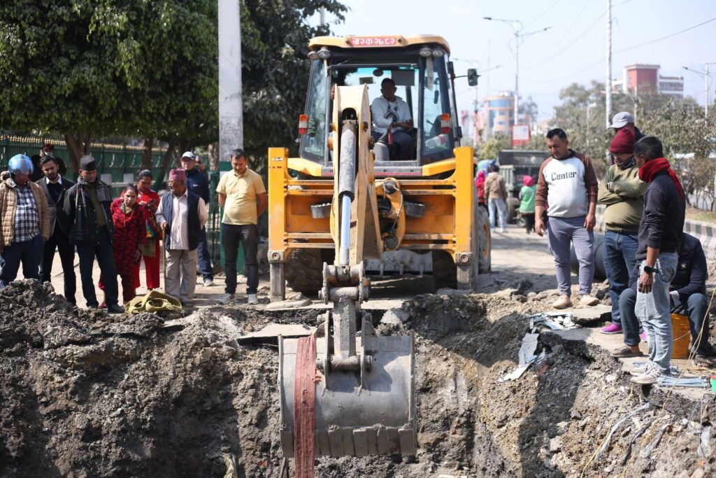 सुरु भयो बबरमहलमा फुटेको मेलम्ची खानेपानीको पाइप मर्मतको काम