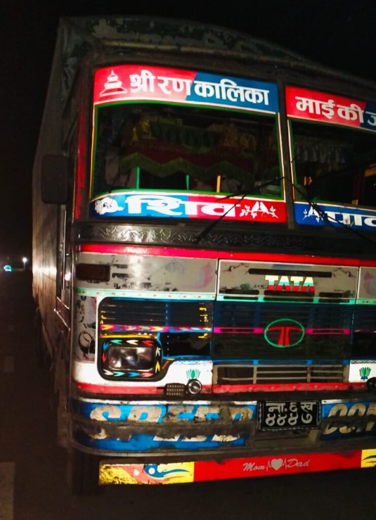 तस्करीको आशंकामा बारा प्रहरीले नियन्त्रणमा लियो ट्रक, ५३ लाख बराबरको सामान जफत