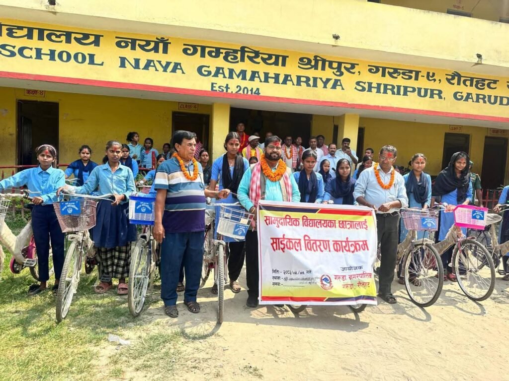 गरुडाका मेयरद्वारा साईकल बितरणलाई निरन्तरता, ४४ छात्रालाई हस्तान्तरण