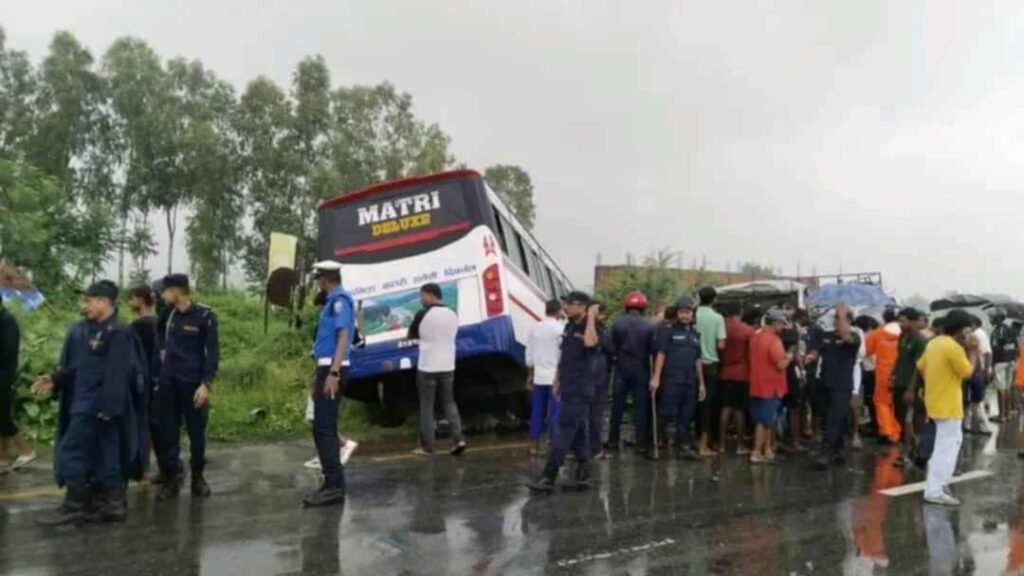 सुनसरीमा बस र माइक्रो ठोक्किँदा ३ को मृत्यु, १५ घाइते