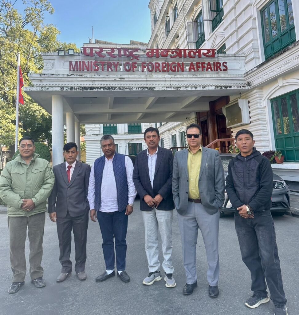 ल्हेन्दे खोलाको बाढीले ट्रक व्यवसायीलाई लाखौँको क्षति, चीनतर्फ रोकिएका कन्टेनर शीघ्र ल्याउन परराष्ट्र मन्त्रालयसँग महासंघको आग्रह