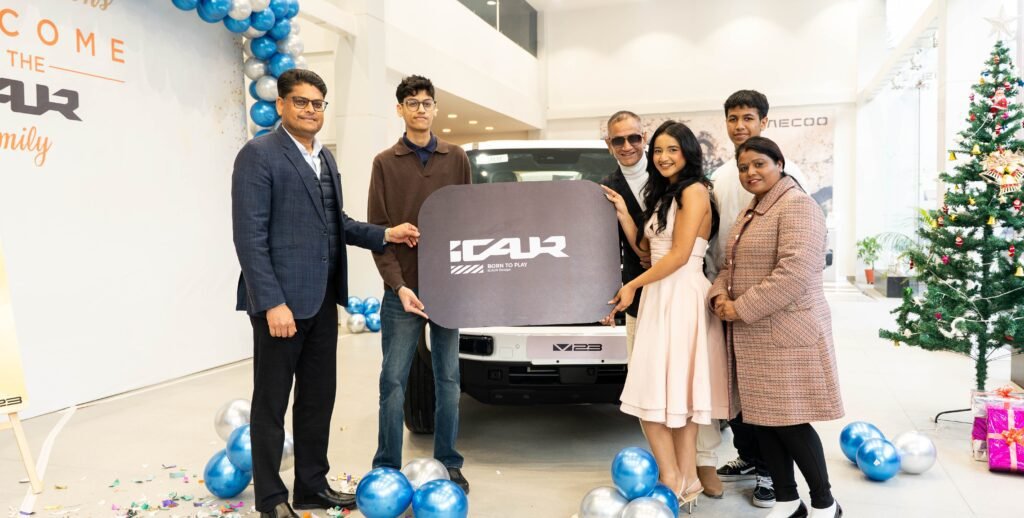 आईकार भी२३ को पहिलो ग्राहक बनिन् चर्चित मोडेल तथा इन्फ्लुएन्सर इभा गिरी