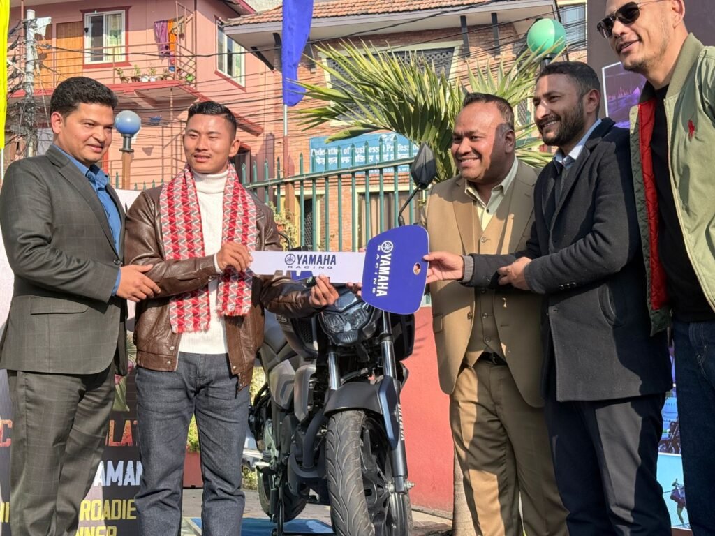 हिमालय रोडिज सिजन ७ का विजेतालाई यामाहा मोटरसाइकल हस्तान्तरण