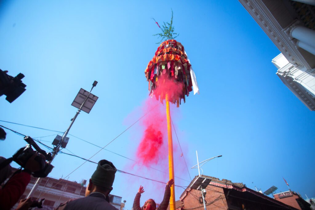 बसन्तपुरमा रङ्गीचङ्गी चीर ठड्याएर सुरु भयो आजदेखि होली पर्व
