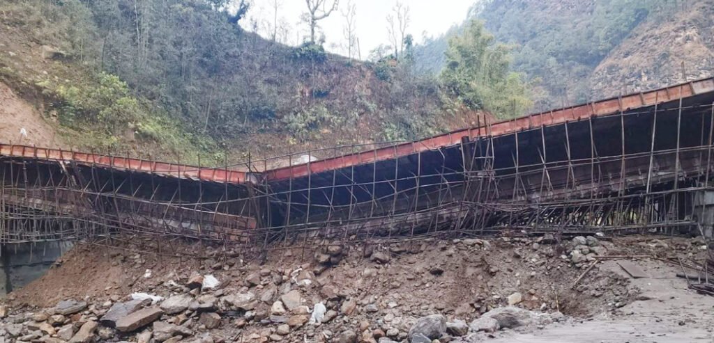 पाँचथर र ताप्लेजुंगमा बाढीले  निर्माणाधीन पुलमा क्षति