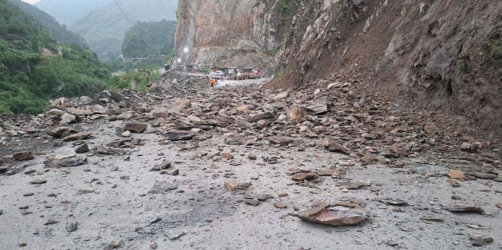 नारायणगढ-मुग्लिन सडकमा सुख्खा पहिरो, यातायात अवरुद्ध