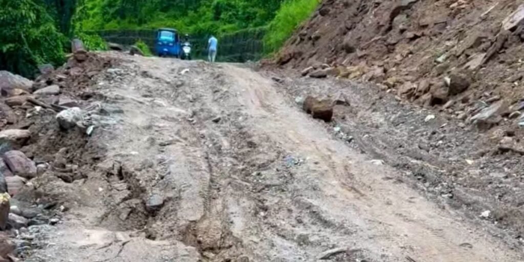 मेची राजमार्ग अवरुद्ध : यात्रु र बिरामी बीच बाटोमै अलपत्र