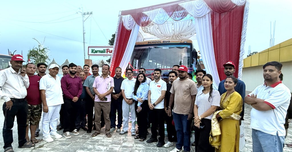 लक्ष्मी कमर्सियल भेहिकल्सद्वारा सुर्खेतमा ग्राहक भेटघाट सम्पन्न, नयाँ स्कुल बस ‘हिरोई’ सार्बजनिक