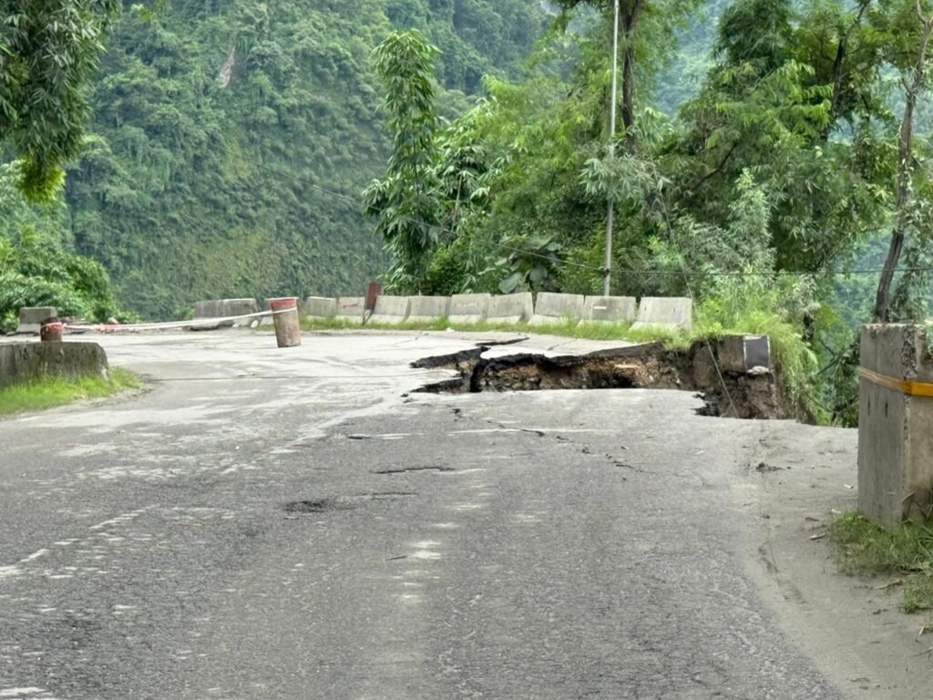 वर्षा र पहिरोले देशभरका प्रमुख राजमार्ग ठप्प,काठमाडौंका नाका अवरुद्ध