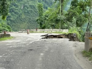 वर्षा र पहिरोले देशभरका प्रमुख राजमार्ग ठप्प,काठमाडौंका नाका अवरुद्ध