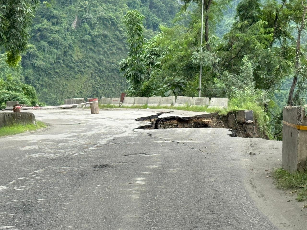 वर्षा र पहिरोले देशभरका प्रमुख राजमार्ग ठप्प,काठमाडौंका नाका अवरुद्ध