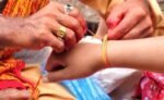 आज जनै पुर्णिमा,जनै फेर्दै र हातमा डोरो बाँध्दै मनाइँदै