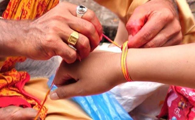 आज जनै पुर्णिमा,जनै फेर्दै र हातमा डोरो बाँध्दै मनाइँदै
