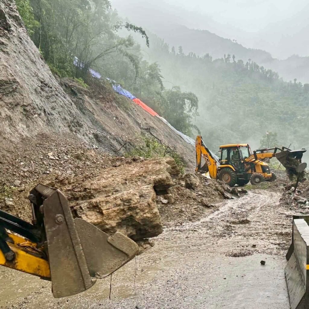 अविरल वर्षापछि कृष्णभीरमा पहिरो, सडक आवागमन प्रभावित