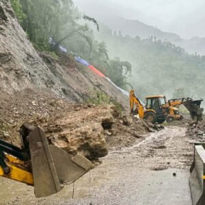 अविरल वर्षापछि कृष्णभीरमा पहिरो, सडक आवागमन प्रभावित