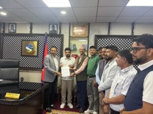 मन्त्री लम्सालसँग ट्रक व्यवसायीको भेट,बाढीमा क्षति र हराएका सवारीबारे गराए जानकारी