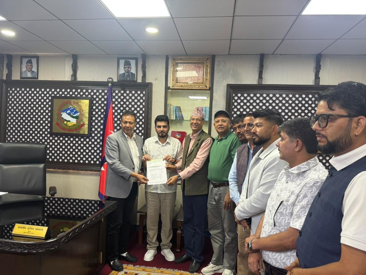 मन्त्री लम्सालसँग ट्रक व्यवसायीको भेट,बाढीमा क्षति र हराएका सवारीबारे गराए जानकारी